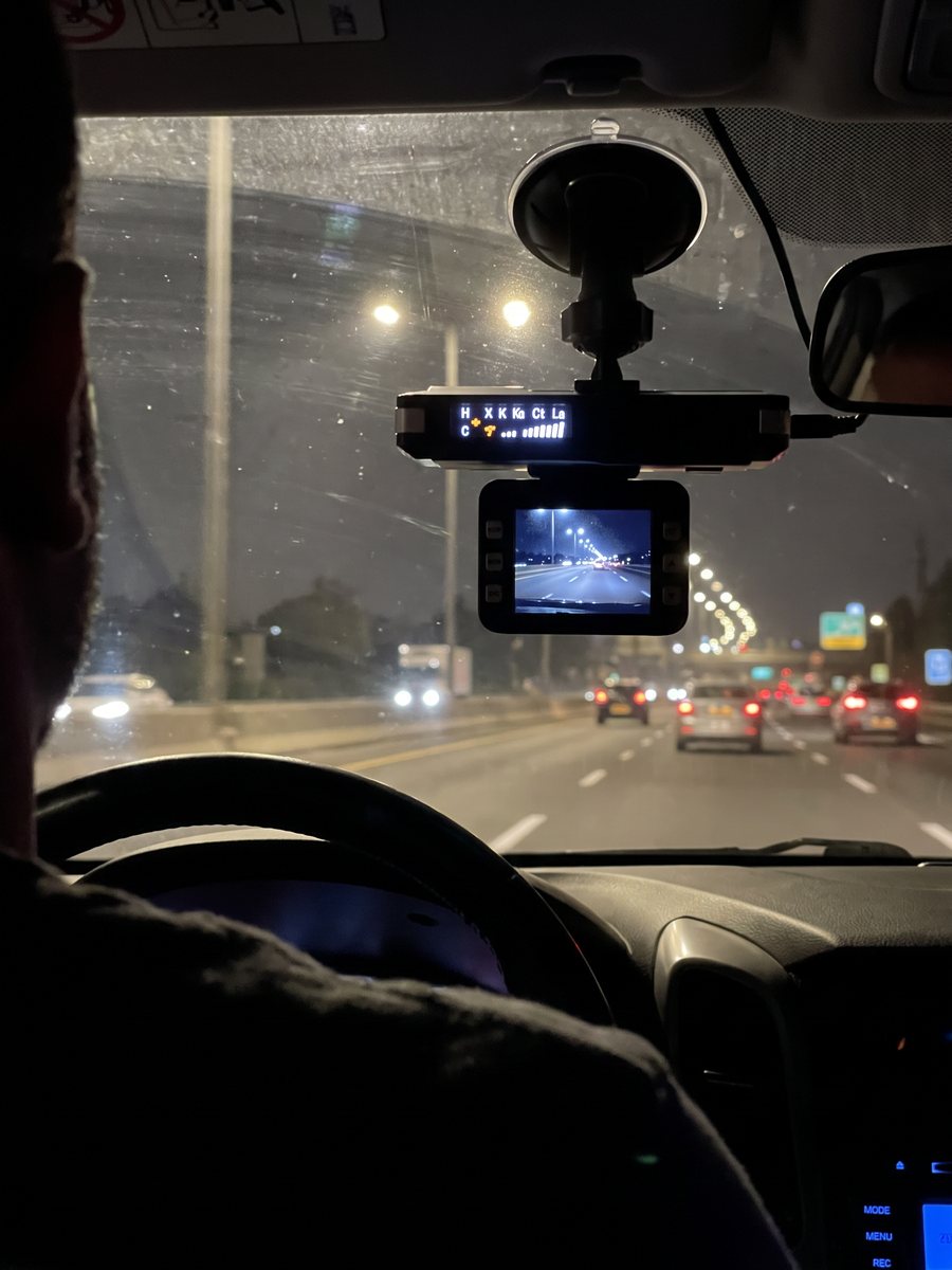 ShieldCam על השמשה בנסיעת לילה, התצוגה מוארת